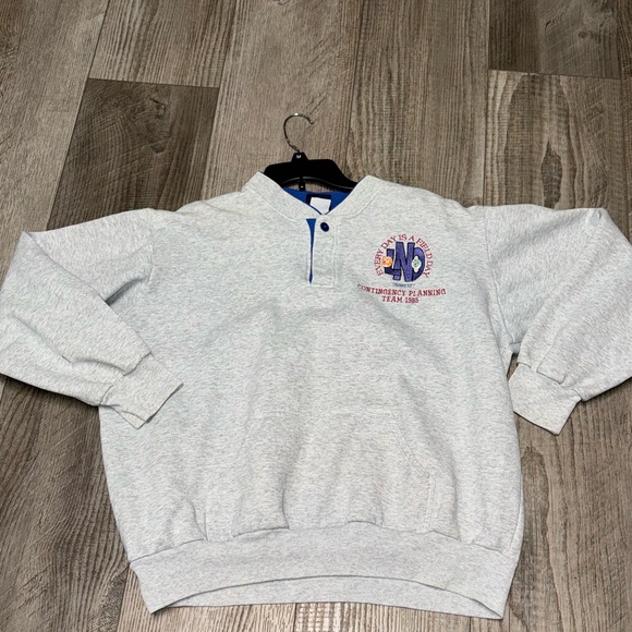 Vintage Hilton Active Apparel gray crewneck 1/4 button embroidered patch 90s Y2k - Picture 2 of 6